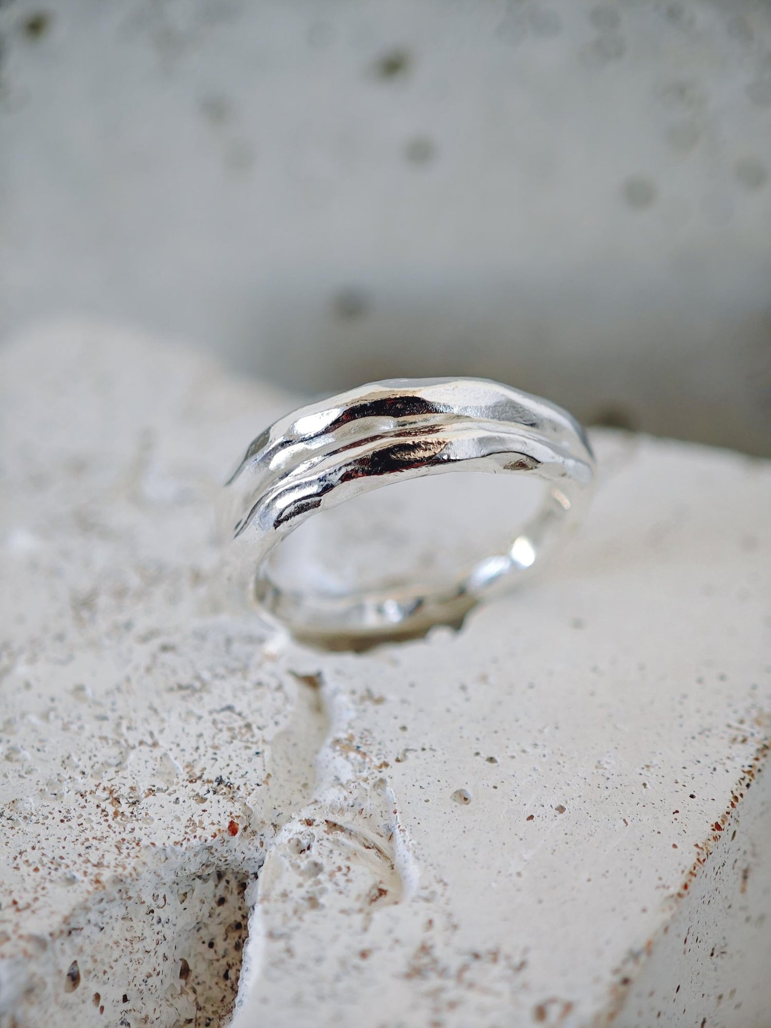Organischer 925 Silber Ring, Raw Statement Stapelring, Gehämmerter Silberring - CocosyBerlin