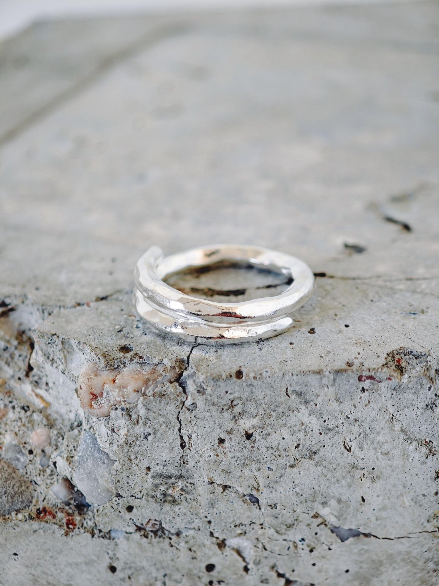 Organischer 925 Silber Ring, Raw Statement Stapelring, Gehämmerter Silberring - CocosyBerlin