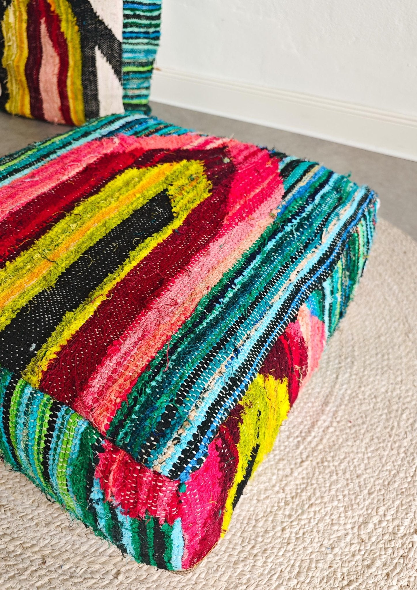 Marokkanischer Pouf bunt mit geometrischen Muster, Upcyling Pouf aus Stoffresten, Boho Sitzkissen - CocosyBerlin