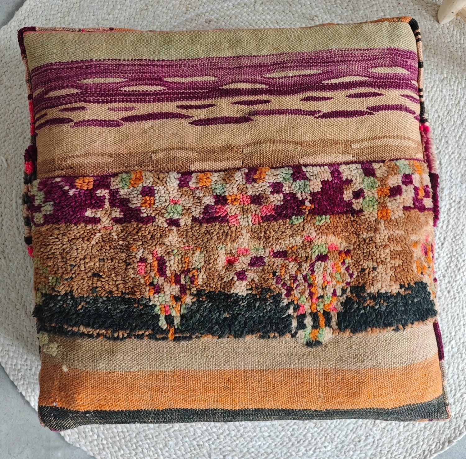 Marokkanischer Vintage Pouf, Berber Bodenkissen, Boho Sitzkissen aus Wolle, handarbeit - CocosyBerlin