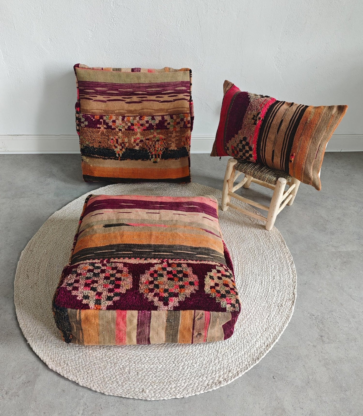 Marokkanischer Vintage Pouf, Berber Bodenkissen, Boho Sitzkissen aus Wolle, handarbeit - CocosyBerlin