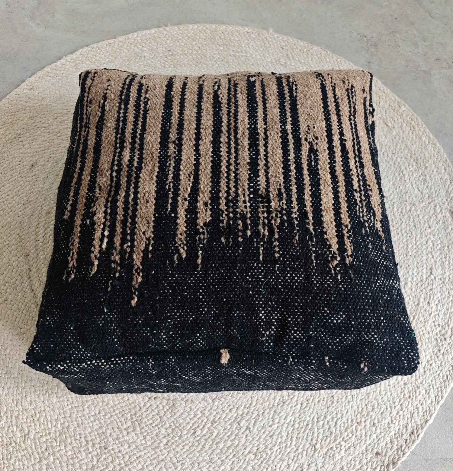 Moderner Pouf Schwarz Natur, Handgemachtes Bodenkissen Marokko, Minimalistisch Boho Interior - CocosyBerlin