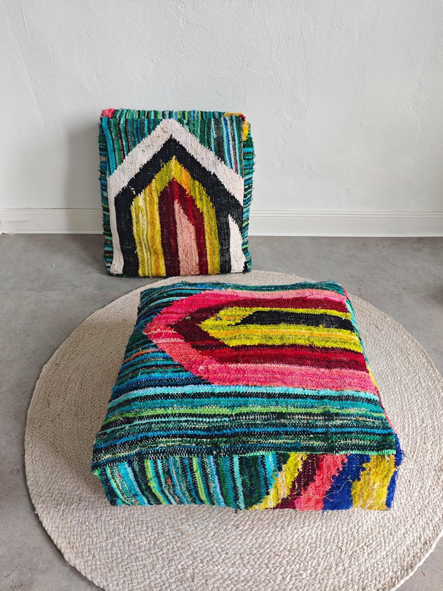 Marokkanischer Pouf bunt mit geometrischen Muster, Upcyling Pouf aus Stoffresten, Boho Sitzkissen - CocosyBerlin