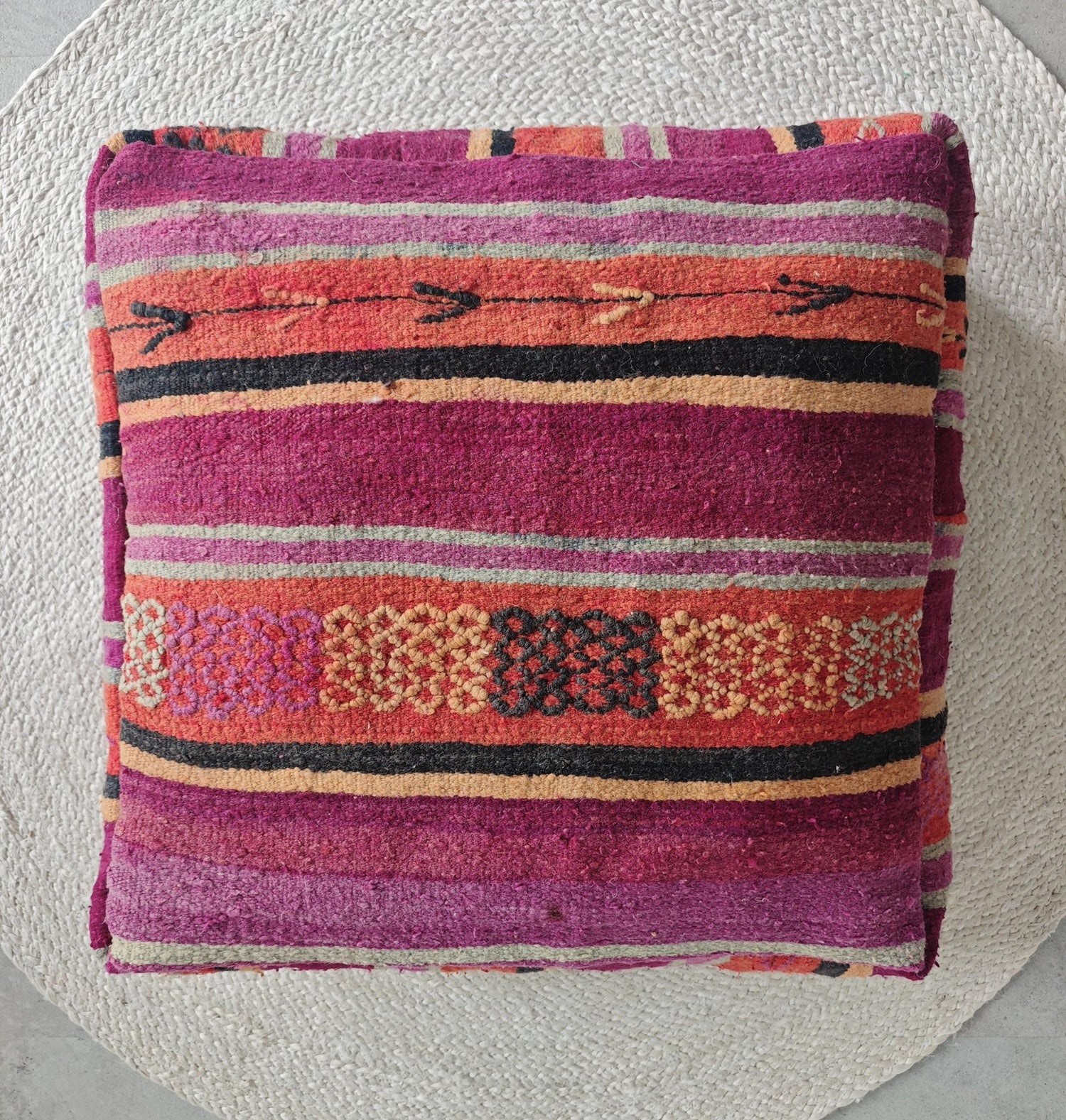 Marokkanischer Vintage Pouf, Berber Bodenkissen, Boho Sitzkissen aus Wolle, handarbeit - CocosyBerlin
