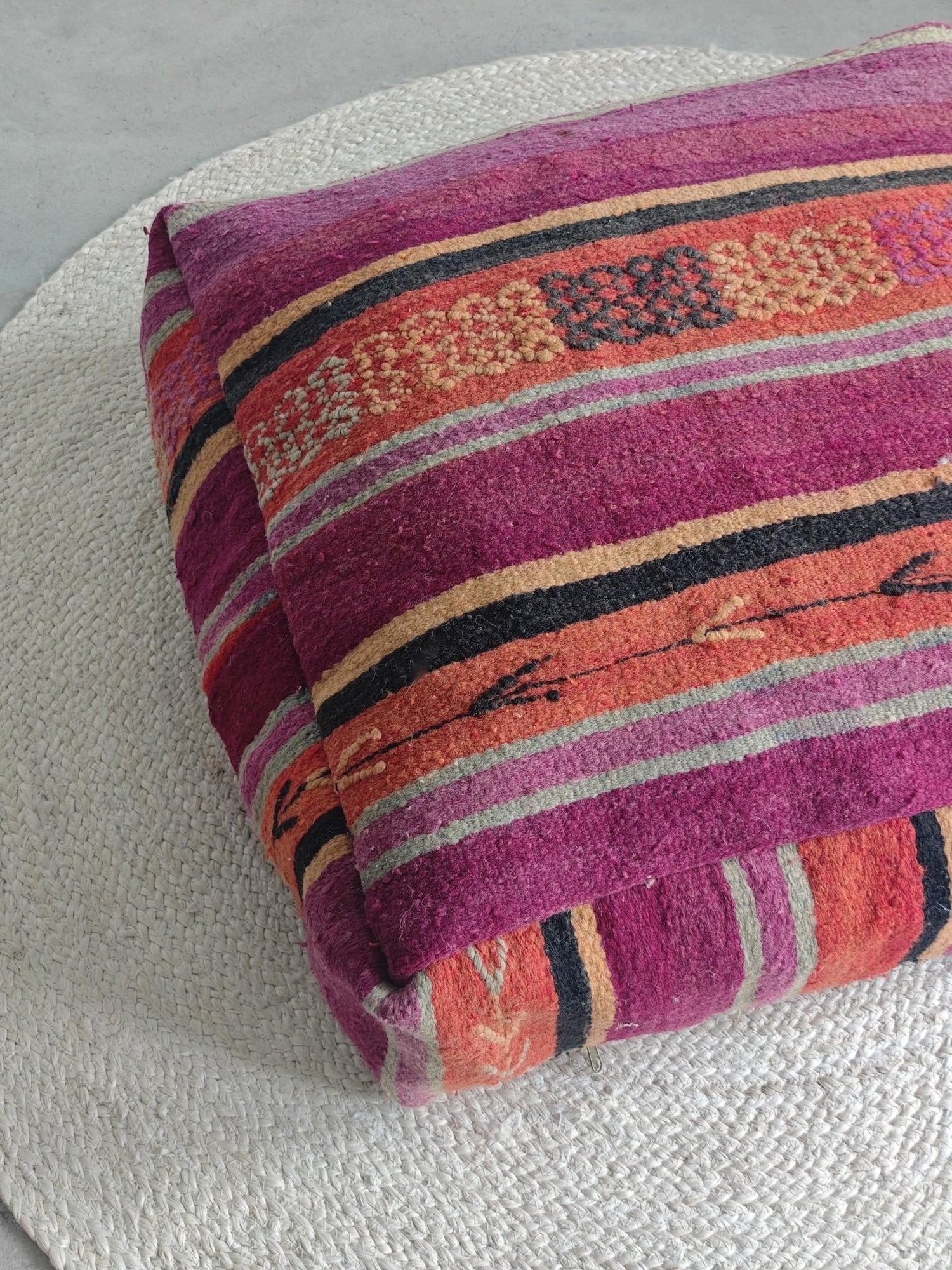 Marokkanischer Vintage Pouf, Berber Bodenkissen, Boho Sitzkissen aus Wolle, handarbeit - CocosyBerlin