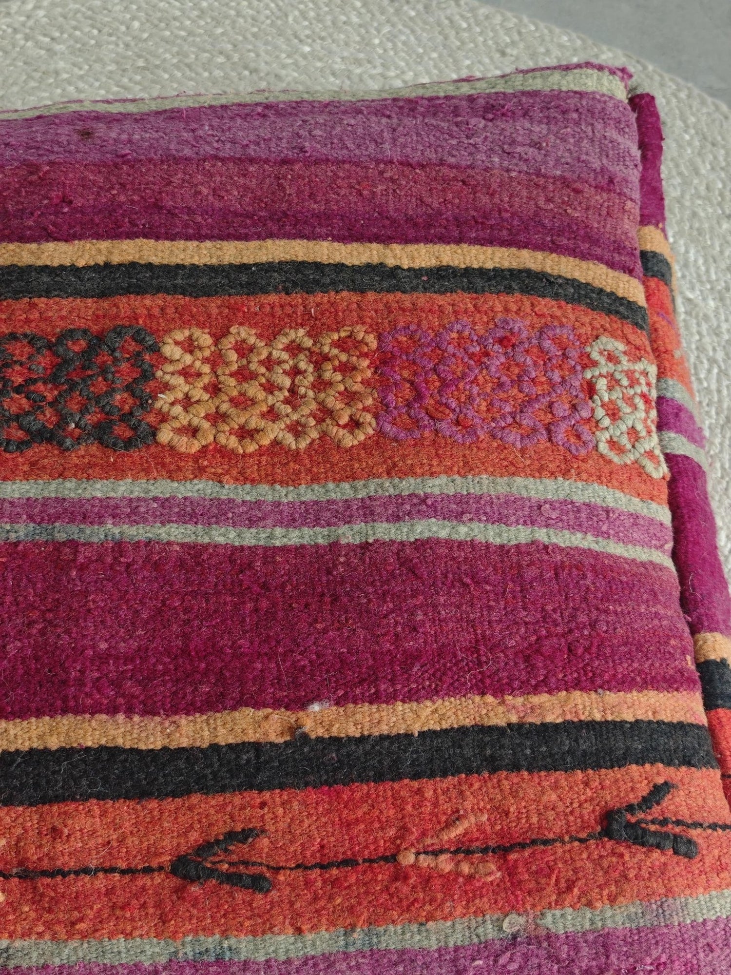 Marokkanischer Vintage Pouf, Berber Bodenkissen, Boho Sitzkissen aus Wolle, handarbeit - CocosyBerlin