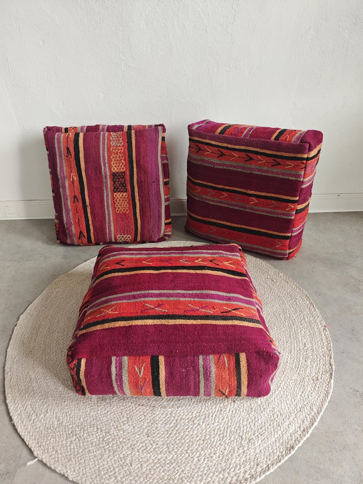 Marokkanischer Vintage Pouf, Berber Bodenkissen, Boho Sitzkissen aus Wolle, handarbeit - CocosyBerlin