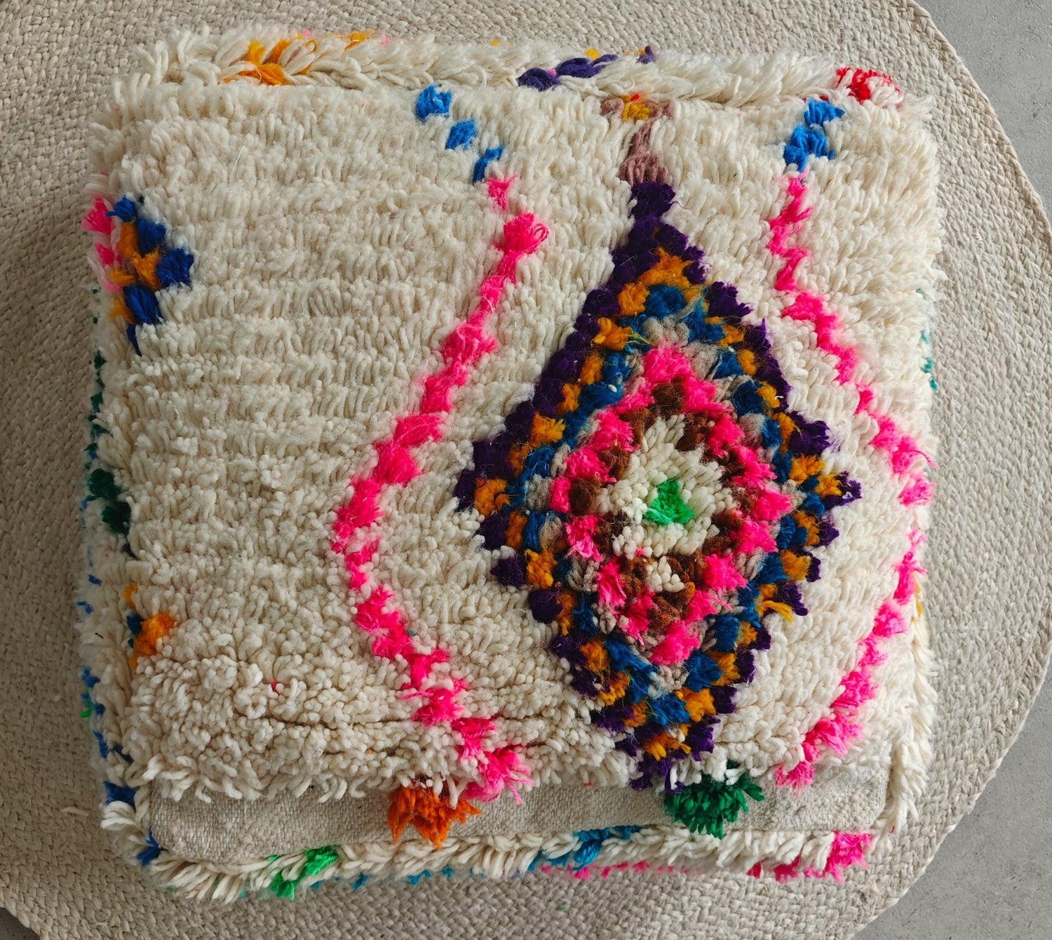 Beni Ourain Pouf aus Wolle, Handgemachtes Bodenkissen Marokko, Bunter Boho Pouf - CocosyBerlin