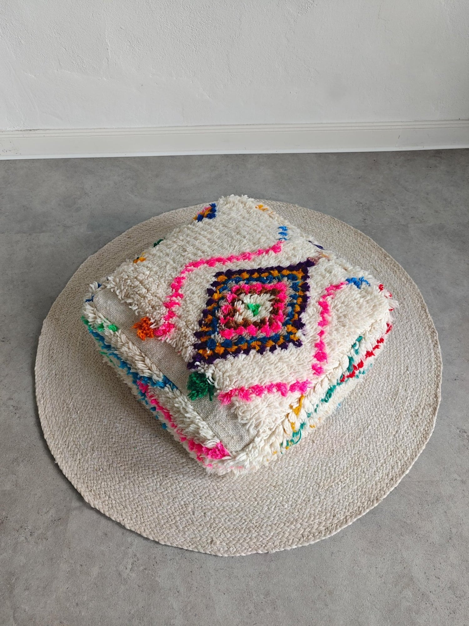 Beni Ourain Pouf aus Wolle, Handgemachtes Bodenkissen Marokko, Bunter Boho Pouf - CocosyBerlin