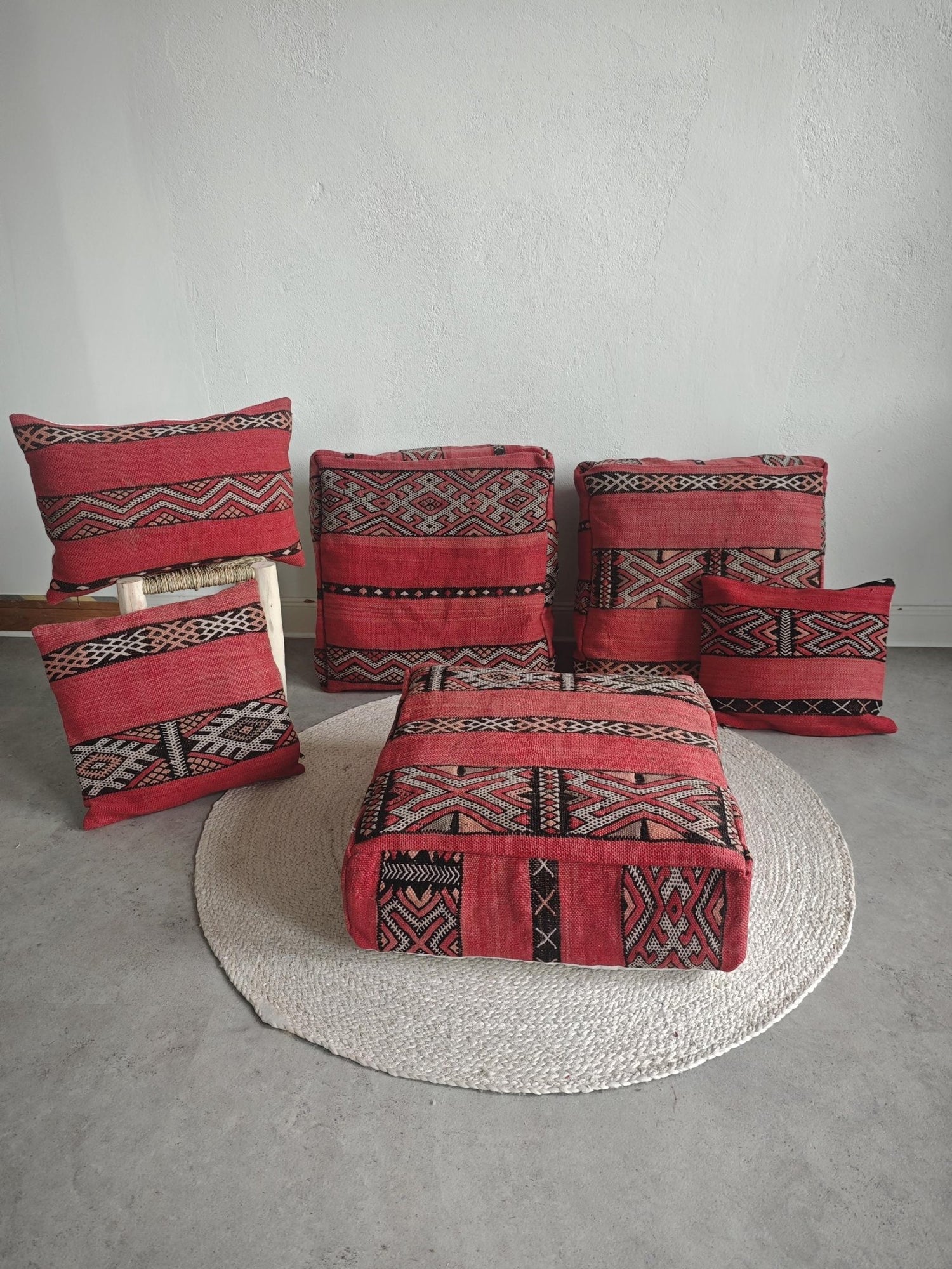 Vintage Pouf aus Marokko, Altrosa Bodenkissen aus Vintage Teppich, Berber Pouf, Moroccan Floor Cushion, Boho Kissenhülle - CocosyBerlin