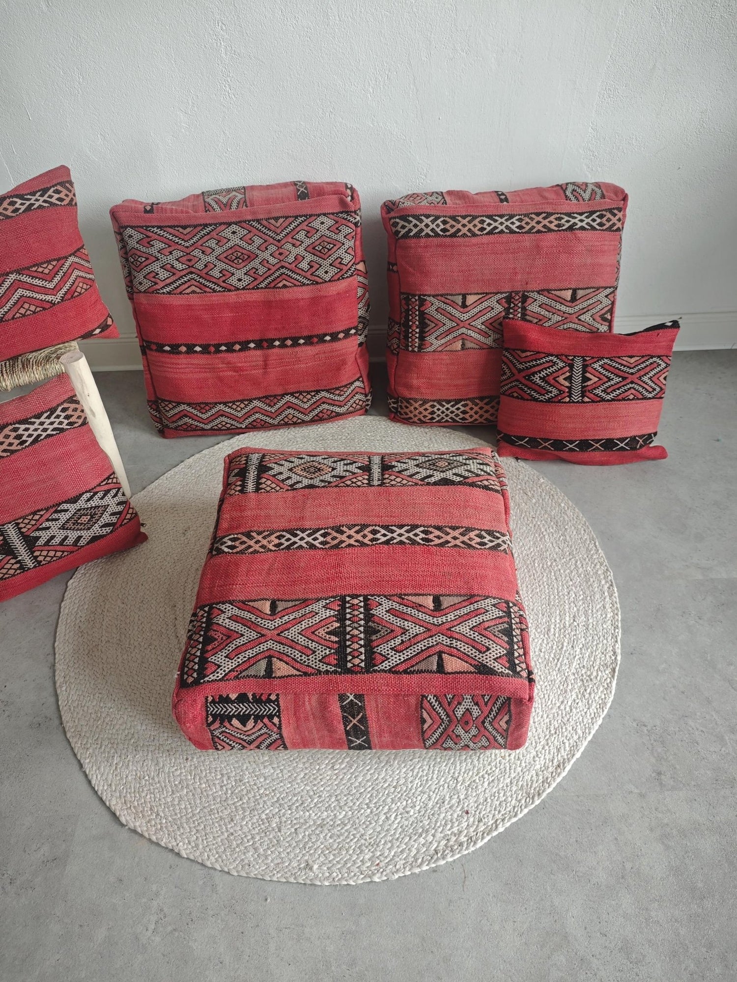 Vintage Pouf aus Marokko, Altrosa Bodenkissen aus Vintage Teppich, Berber Pouf, Moroccan Floor Cushion, Boho Kissenhülle - CocosyBerlin