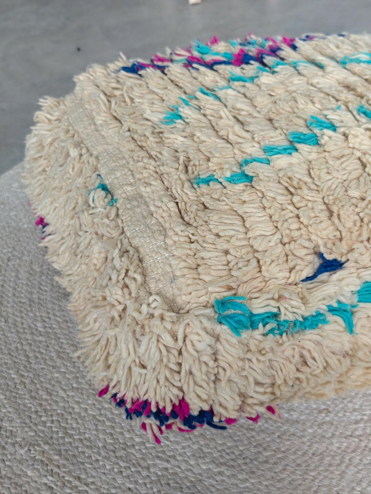 Beni Ourain Pouf aus Wolle, Handgemachtes Bodenkissen Marokko, Türkis Lila Boho Pouf - CocosyBerlin