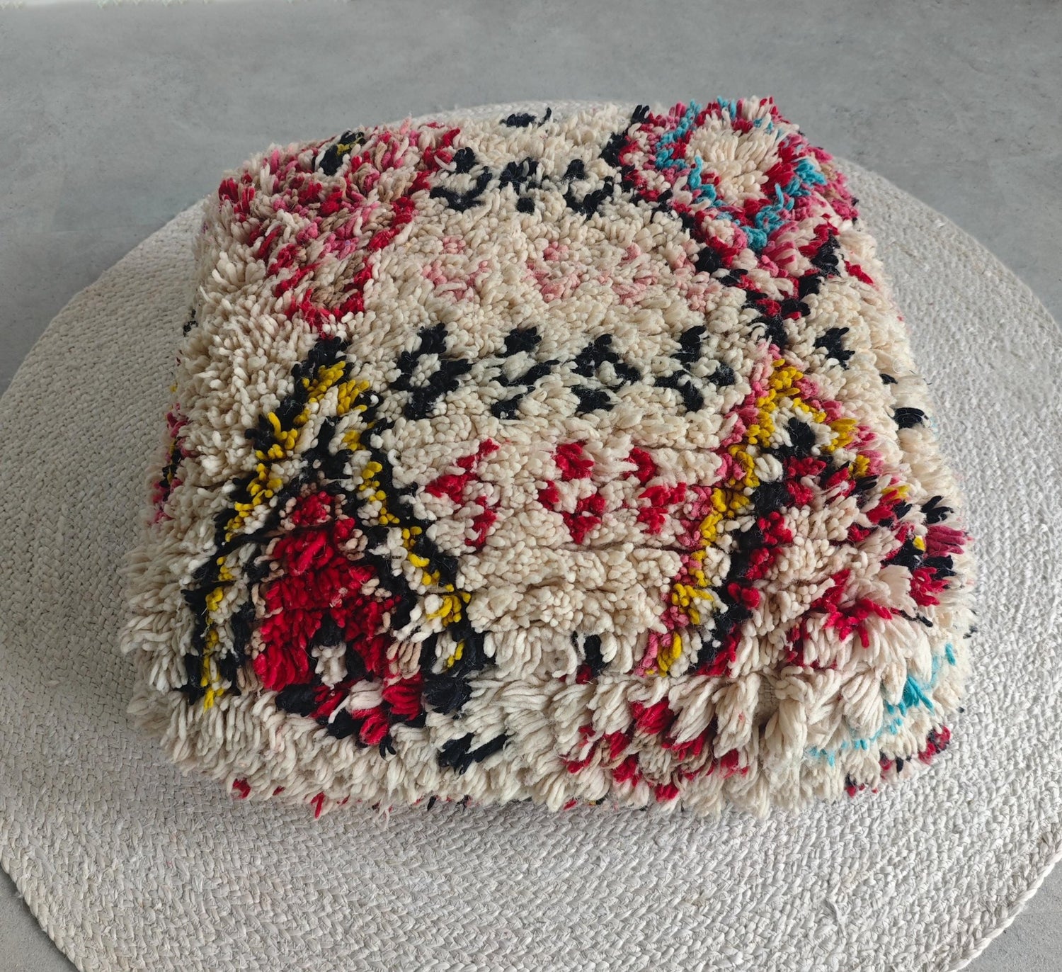 Beni Ourain Pouf aus Wolle, Handgemachtes Bodenkissen Marokko, Bunter Boho Pouf - CocosyBerlin