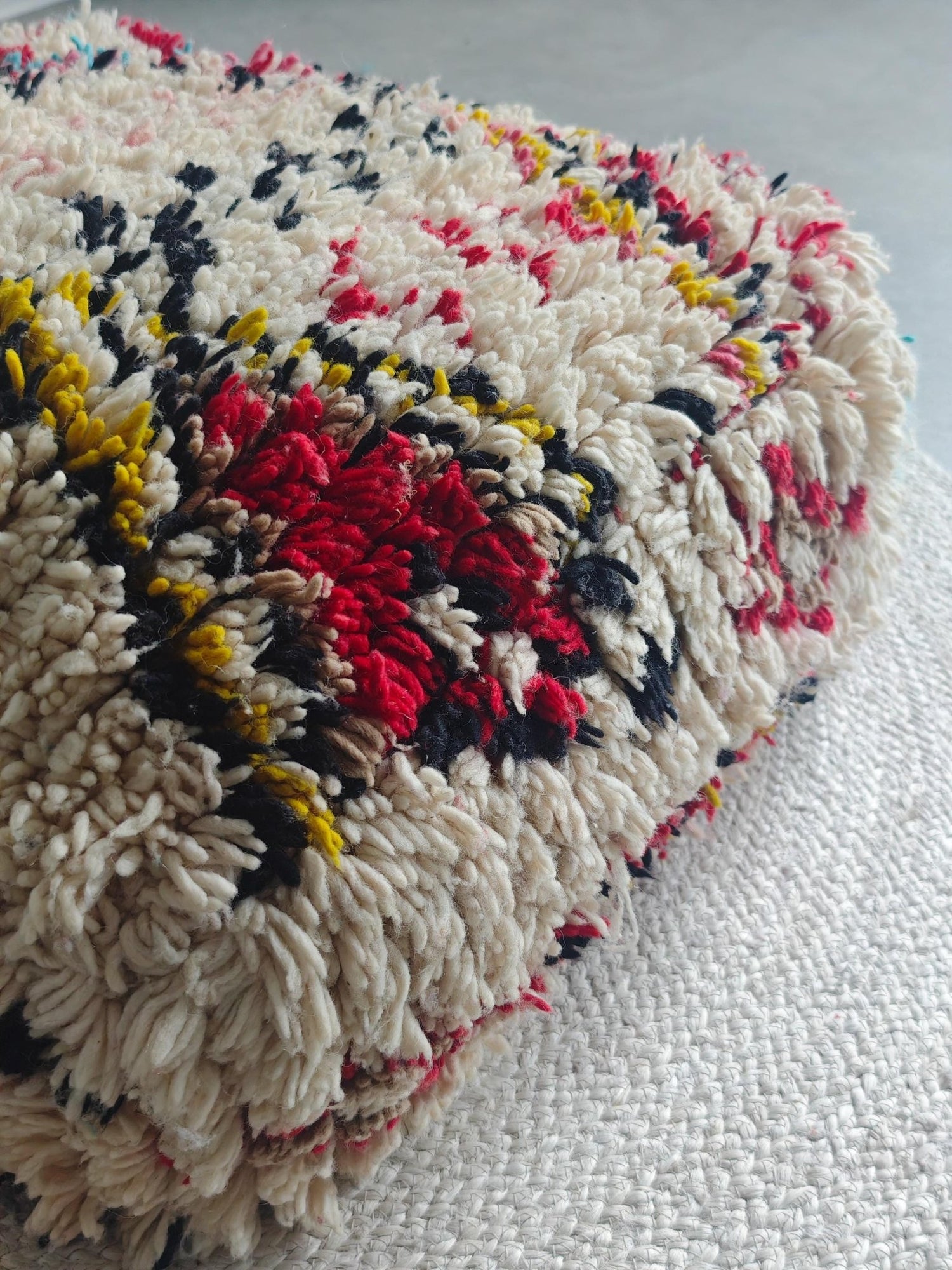 Beni Ourain Pouf aus Wolle, Handgemachtes Bodenkissen Marokko, Bunter Boho Pouf - CocosyBerlin