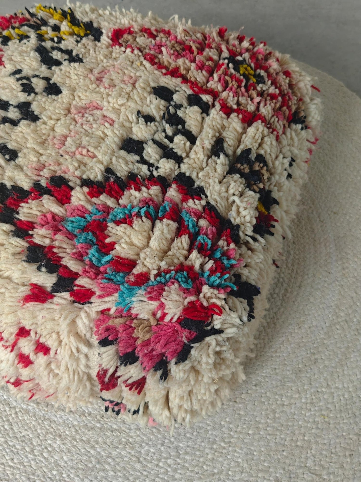 Beni Ourain Pouf aus Wolle, Handgemachtes Bodenkissen Marokko, Bunter Boho Pouf - CocosyBerlin