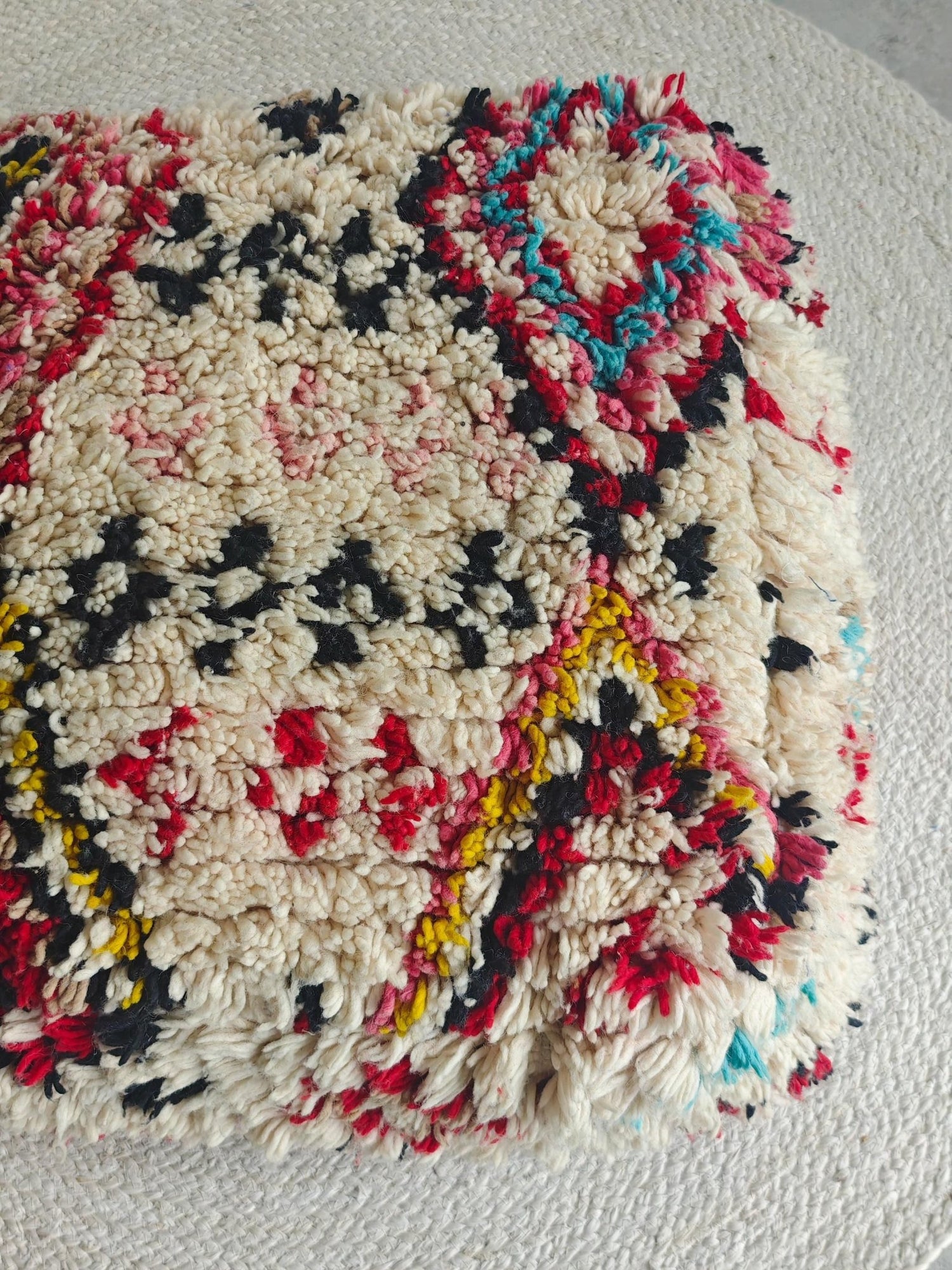 Beni Ourain Pouf aus Wolle, Handgemachtes Bodenkissen Marokko, Bunter Boho Pouf - CocosyBerlin