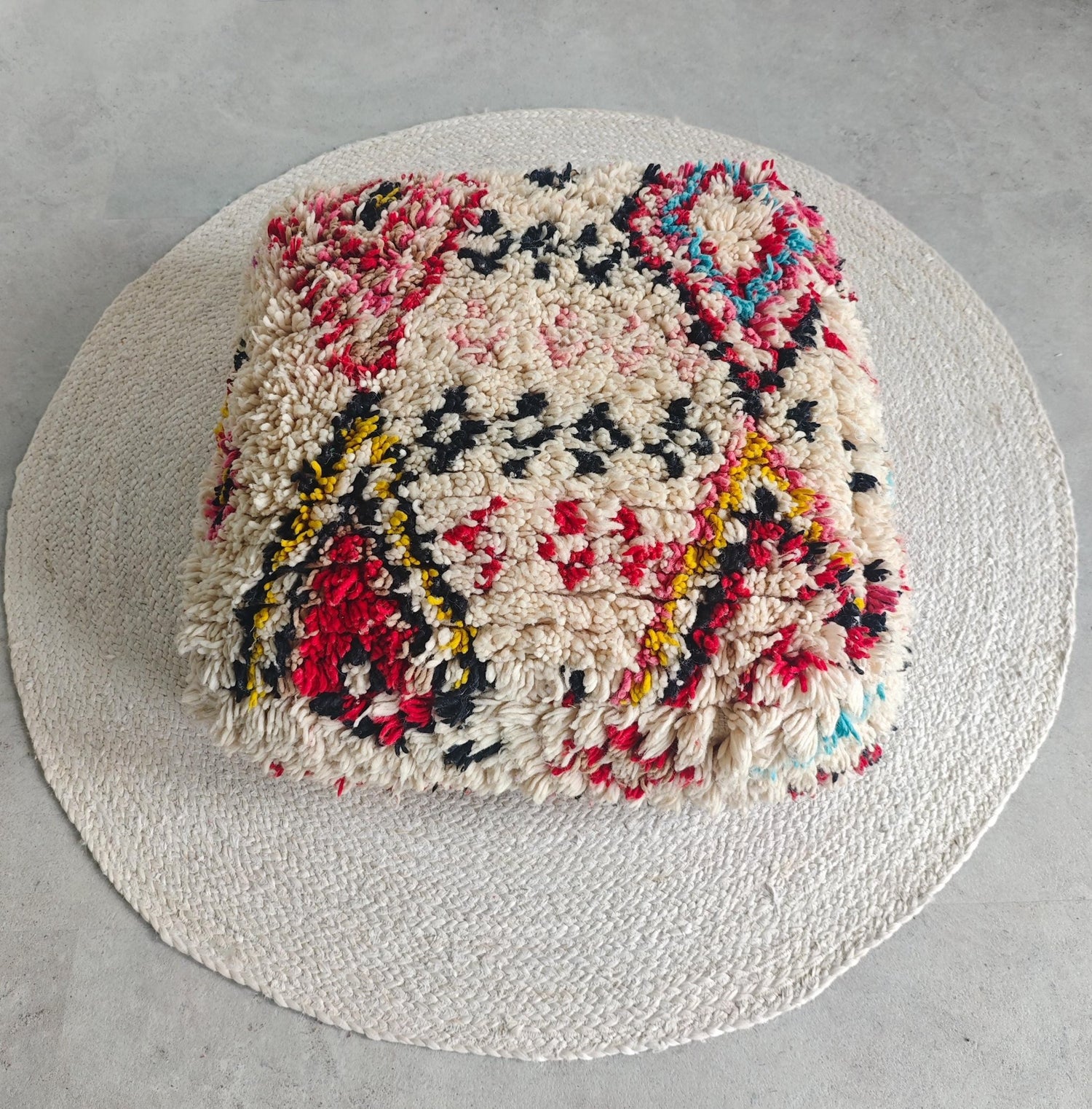 Beni Ourain Pouf aus Wolle, Handgemachtes Bodenkissen Marokko, Bunter Boho Pouf - CocosyBerlin