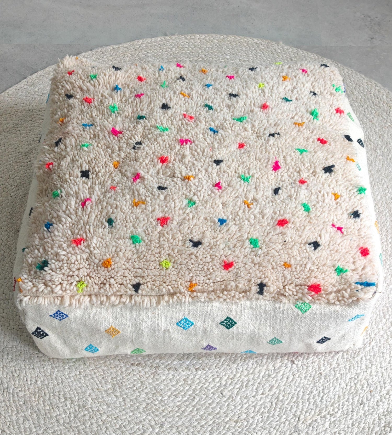 Marokkanischer Pouf, Berber Bodenkissen, kleine Punkte, Boho Sitzkissen aus Wolle bunt regenbogen, Vintage - CocosyBerlin