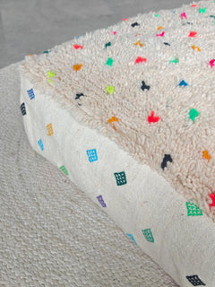 Marokkanischer Pouf, Berber Bodenkissen, kleine Punkte, Boho Sitzkissen aus Wolle bunt regenbogen, Vintage - CocosyBerlin