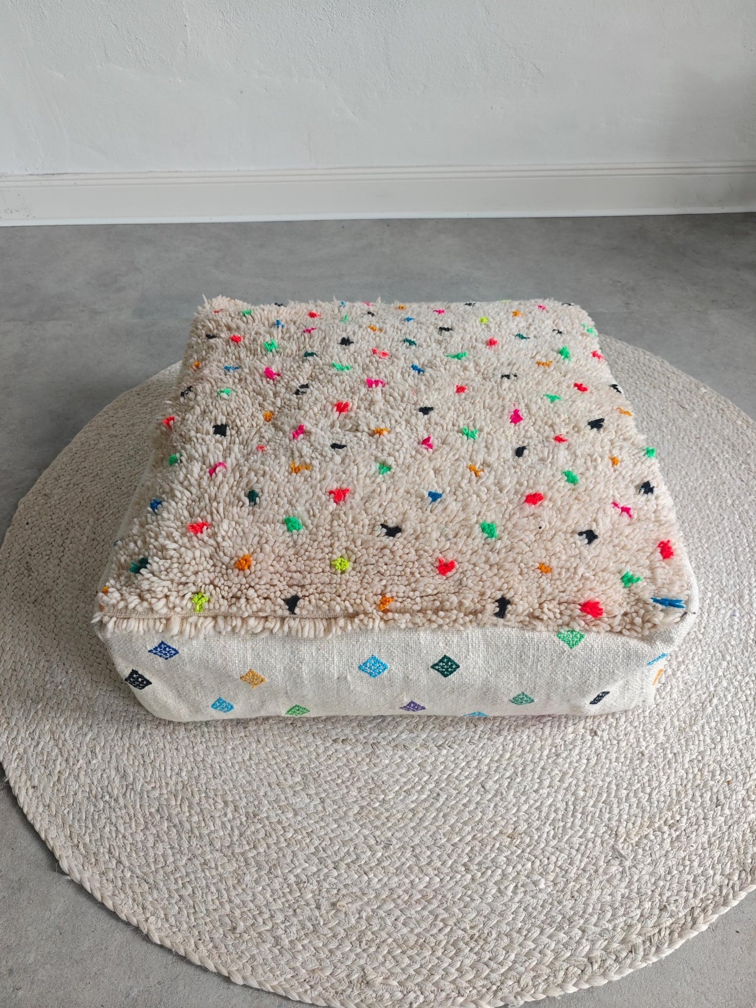 Marokkanischer Pouf, Berber Bodenkissen, kleine Punkte, Boho Sitzkissen aus Wolle bunt regenbogen, Vintage - CocosyBerlin