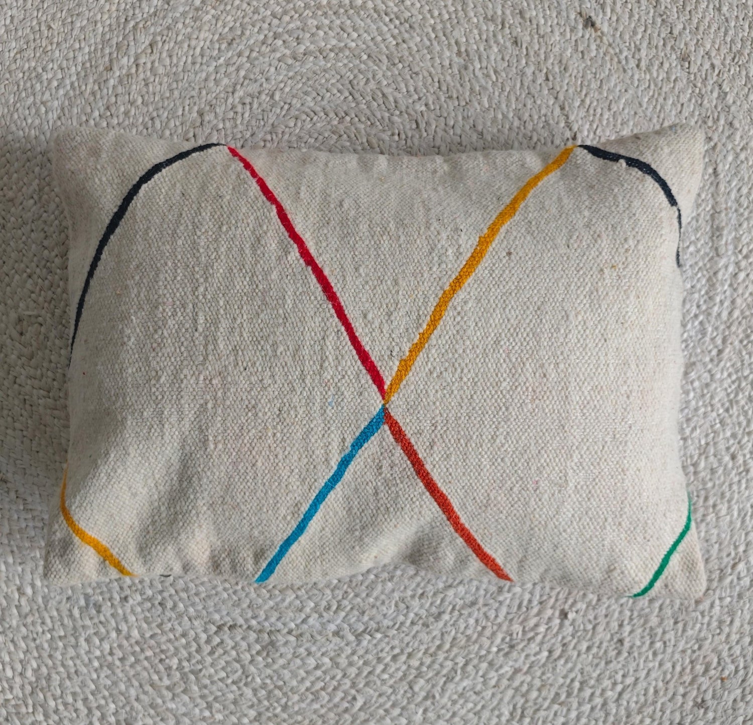 Minimalistischer Berber Pouf aus Marokko, Bodenkissen mit bunten Linien, Handgefertigte Kissenhülle, Boho Scandi Decor - CocosyBerlin