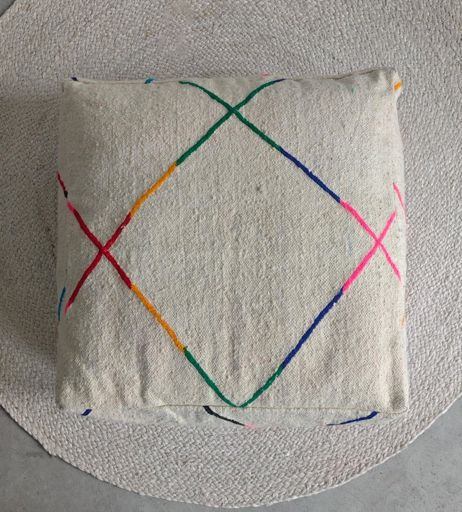 Minimalistischer Berber Pouf aus Marokko, Bodenkissen mit bunten Linien, Handgefertigte Kissenhülle, Boho Scandi Decor - CocosyBerlin