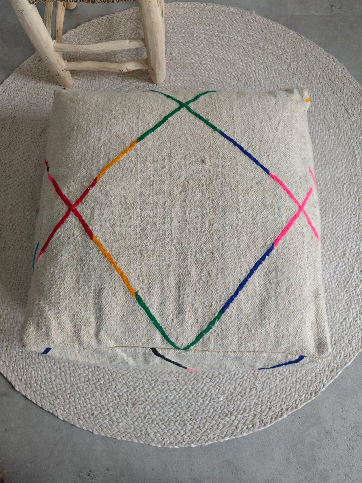 Minimalistischer Berber Pouf aus Marokko, Bodenkissen mit bunten Linien, Handgefertigte Kissenhülle, Boho Scandi Decor - CocosyBerlin