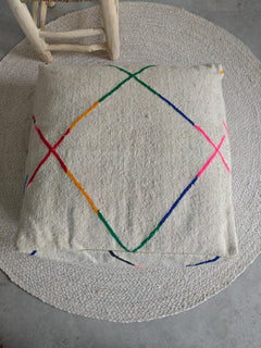 Minimalistischer Berber Pouf aus Marokko, Bodenkissen mit bunten Linien, Handgefertigte Kissenhülle, Boho Scandi Decor - CocosyBerlin