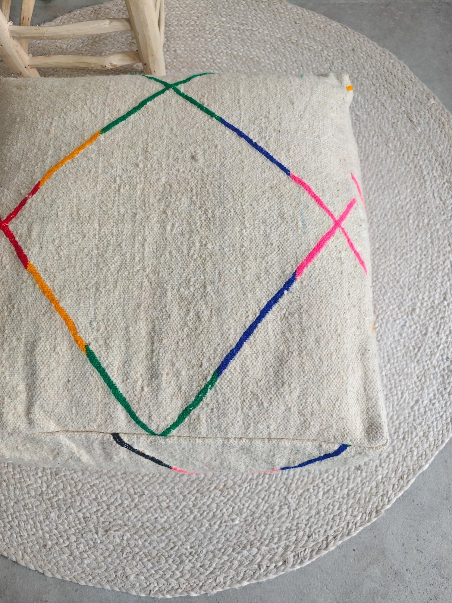 Minimalistischer Berber Pouf aus Marokko, Bodenkissen mit bunten Linien, Handgefertigte Kissenhülle, Boho Scandi Decor - CocosyBerlin