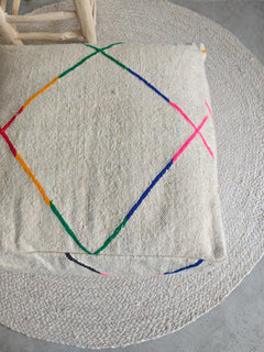 Minimalistischer Berber Pouf aus Marokko, Bodenkissen mit bunten Linien, Handgefertigte Kissenhülle, Boho Scandi Decor - CocosyBerlin