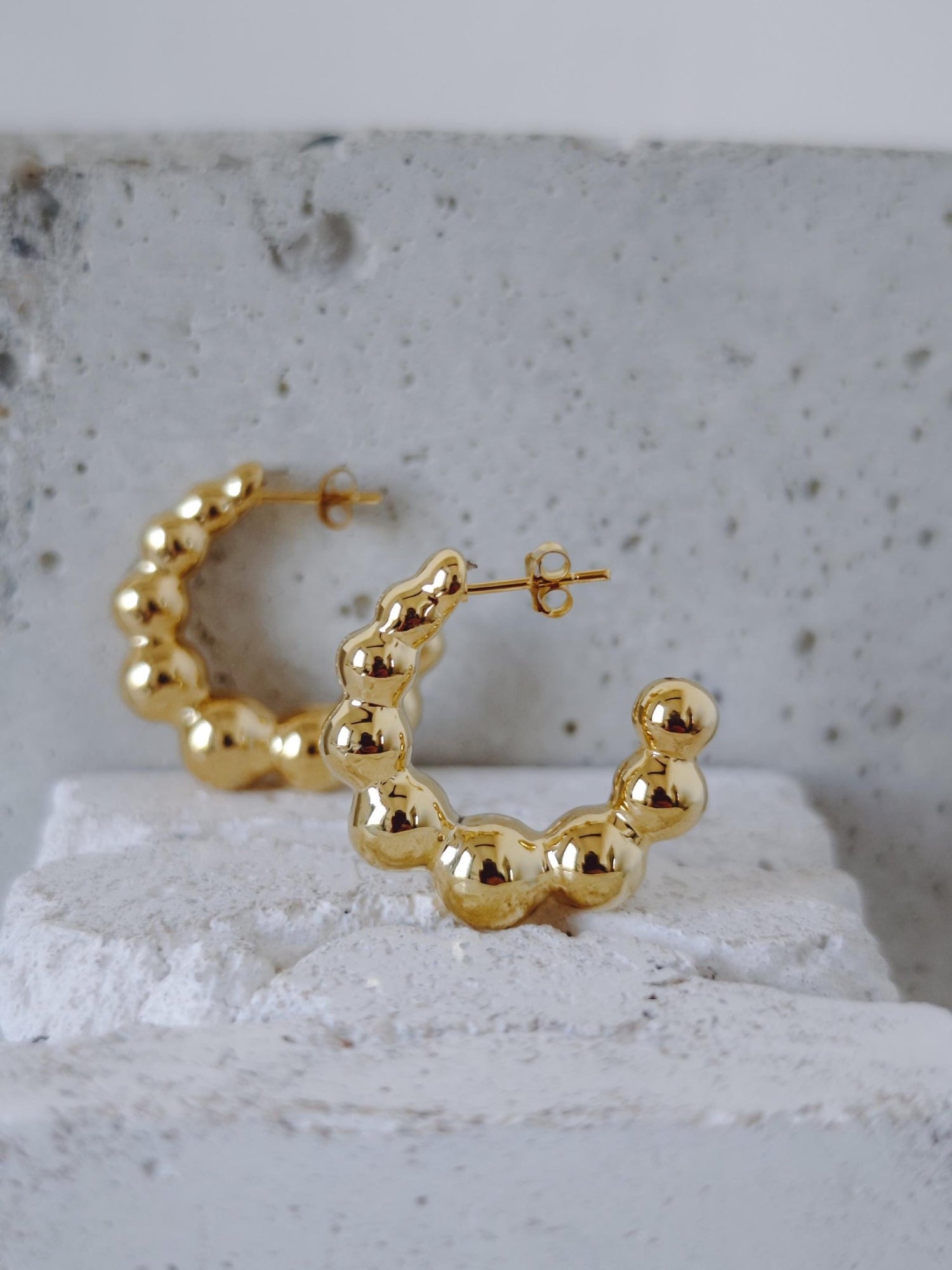 Bubble Ohrringe aus 925 Silber vergoldet mit 18k, Kugel Statement Ohrstecker Creolen, Gold Ball Hoops - CocosyBerlin