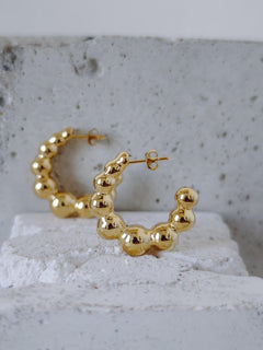 Bubble Ohrringe aus 925 Silber vergoldet mit 18k, Kugel Statement Ohrstecker Creolen, Gold Ball Hoops - CocosyBerlin