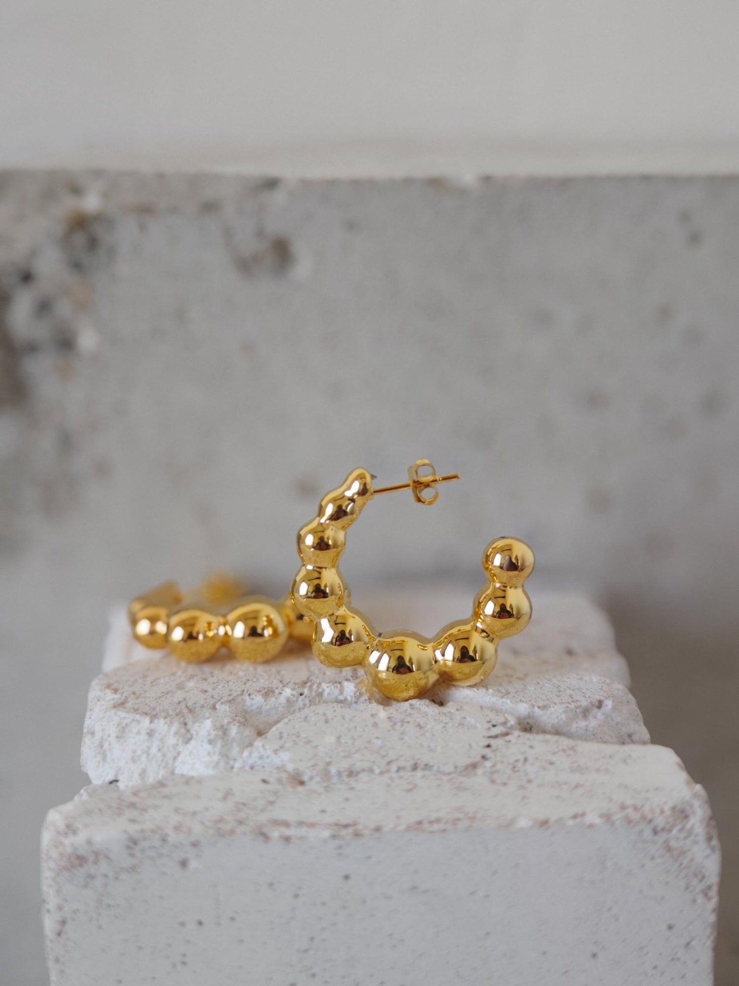 Bubble Ohrringe aus 925 Silber vergoldet mit 18k, Kugel Statement Ohrstecker Creolen, Gold Ball Hoops - CocosyBerlin