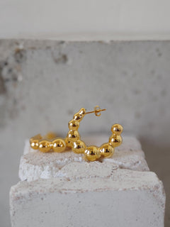 Bubble Ohrringe aus 925 Silber vergoldet mit 18k, Kugel Statement Ohrstecker Creolen, Gold Ball Hoops - CocosyBerlin