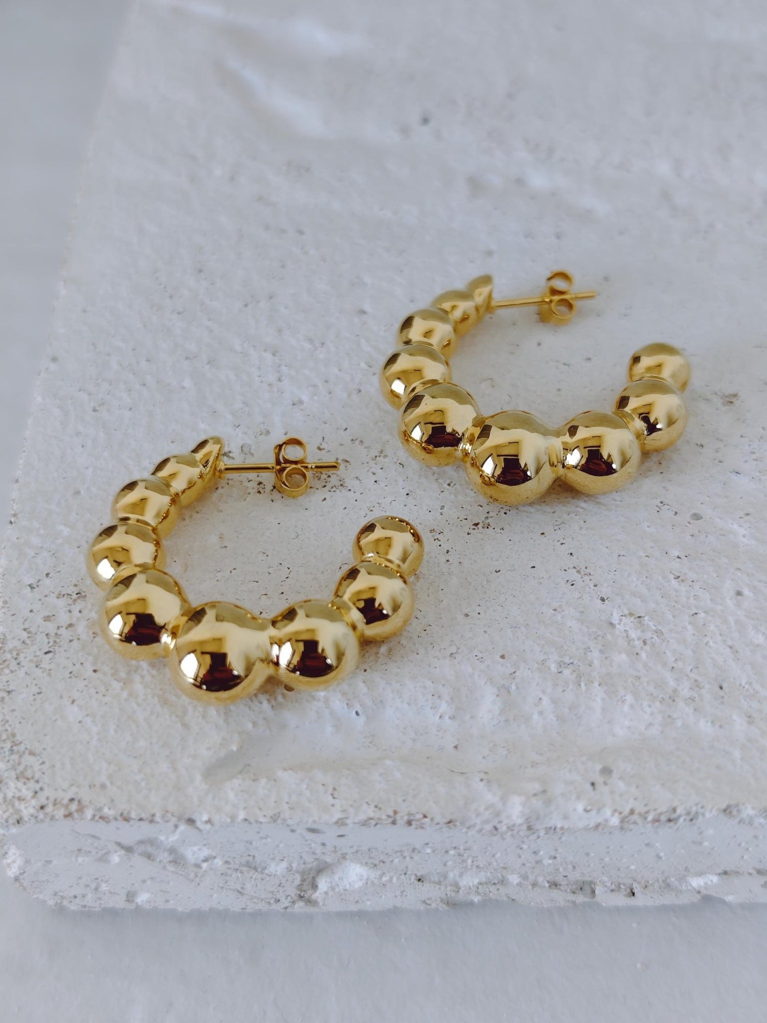 Bubble Ohrringe aus 925 Silber vergoldet mit 18k, Kugel Statement Ohrstecker Creolen, Gold Ball Hoops - CocosyBerlin