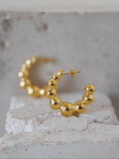 Bubble Ohrringe aus 925 Silber vergoldet mit 18k, Kugel Statement Ohrstecker Creolen, Gold Ball Hoops - CocosyBerlin