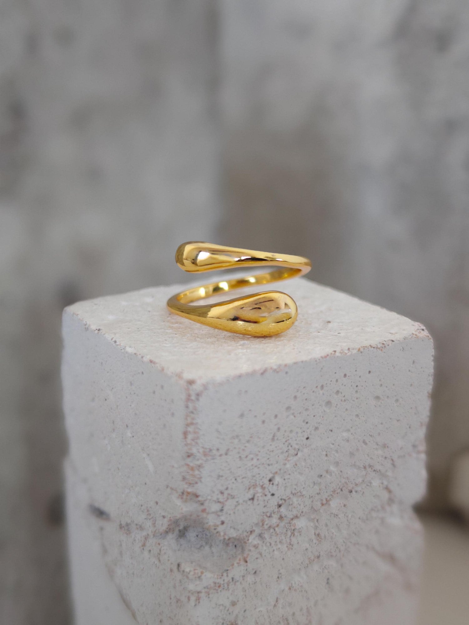 18k vergoldeter Ring aus 925 Silber, minimalistischer Ring, Tropfen Fingerring - CocosyBerlin