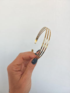 Gehämmerter Oberarmreif / Armreif aus goldenem Messing, Dreireihiger Armreif, Boho Oberarm Armreif Minimalistischer Ethnic Schmuck - CocosyBerlin