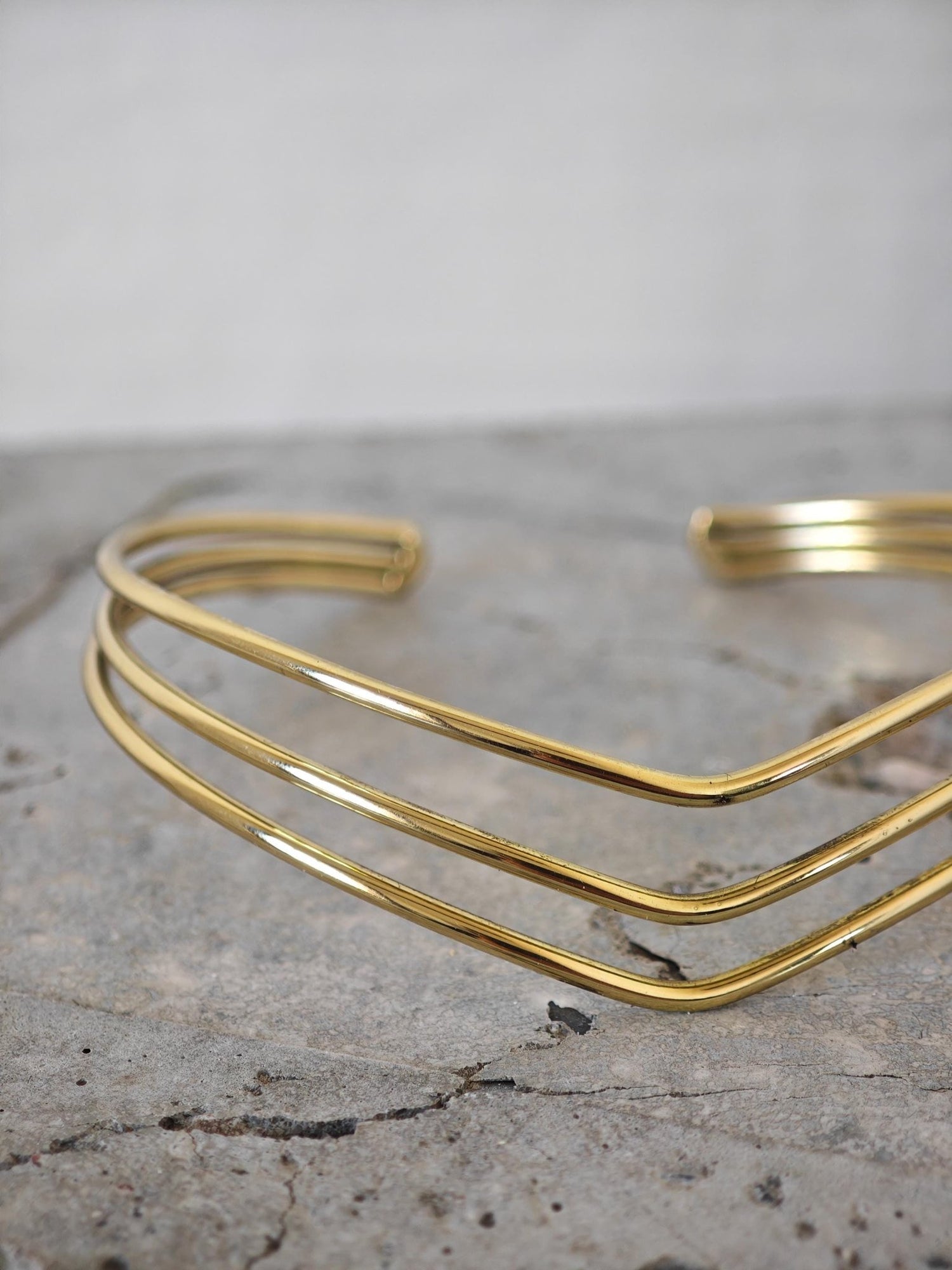 Minimalistischer Oberarmreif goldenem Messing, 3 - reihiger Arm Cuff aus Messing, Boho Festival Schmuck - CocosyBerlin