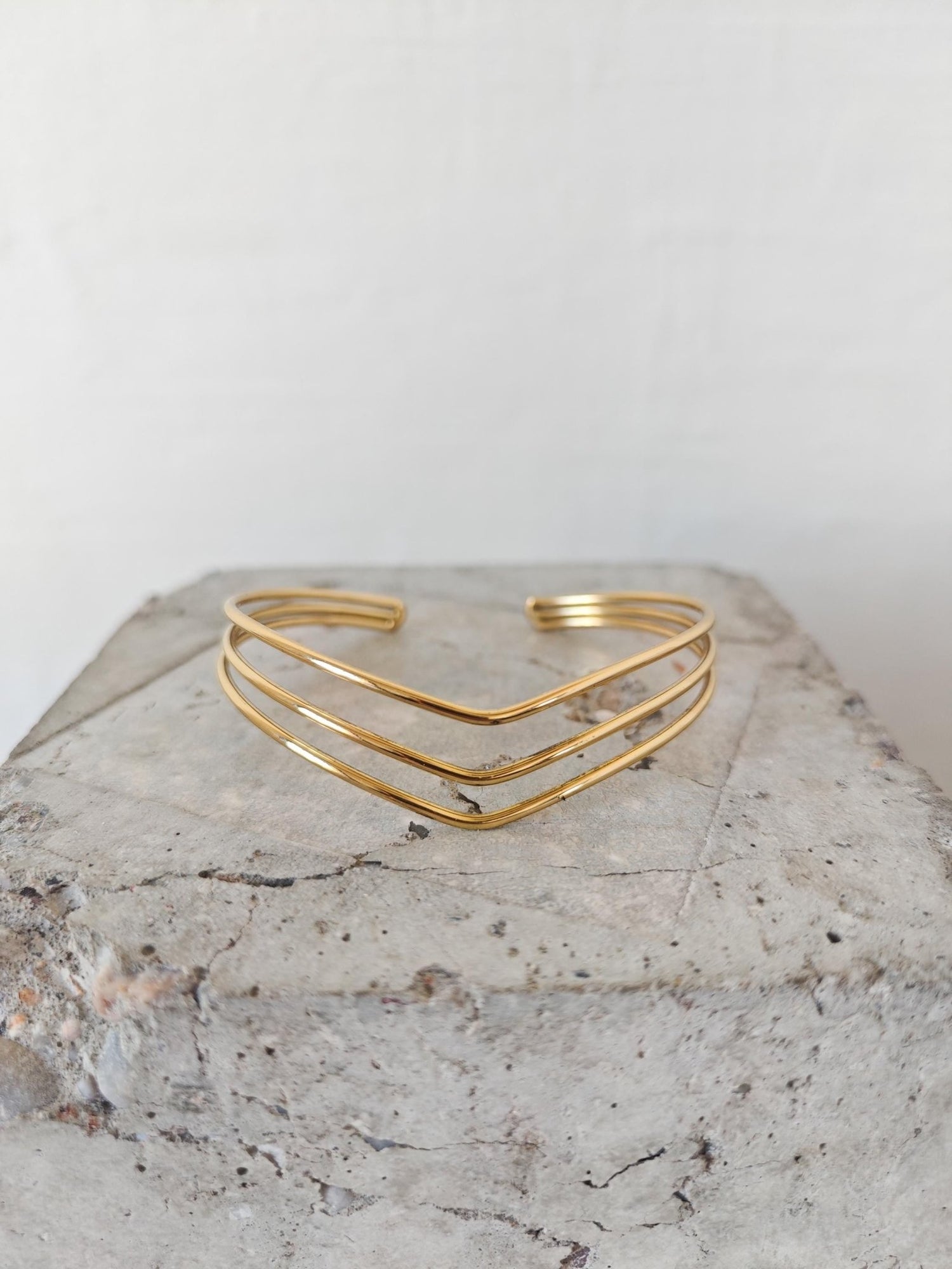 Minimalistischer Oberarmreif goldenem Messing, 3 - reihiger Arm Cuff aus Messing, Boho Festival Schmuck - CocosyBerlin