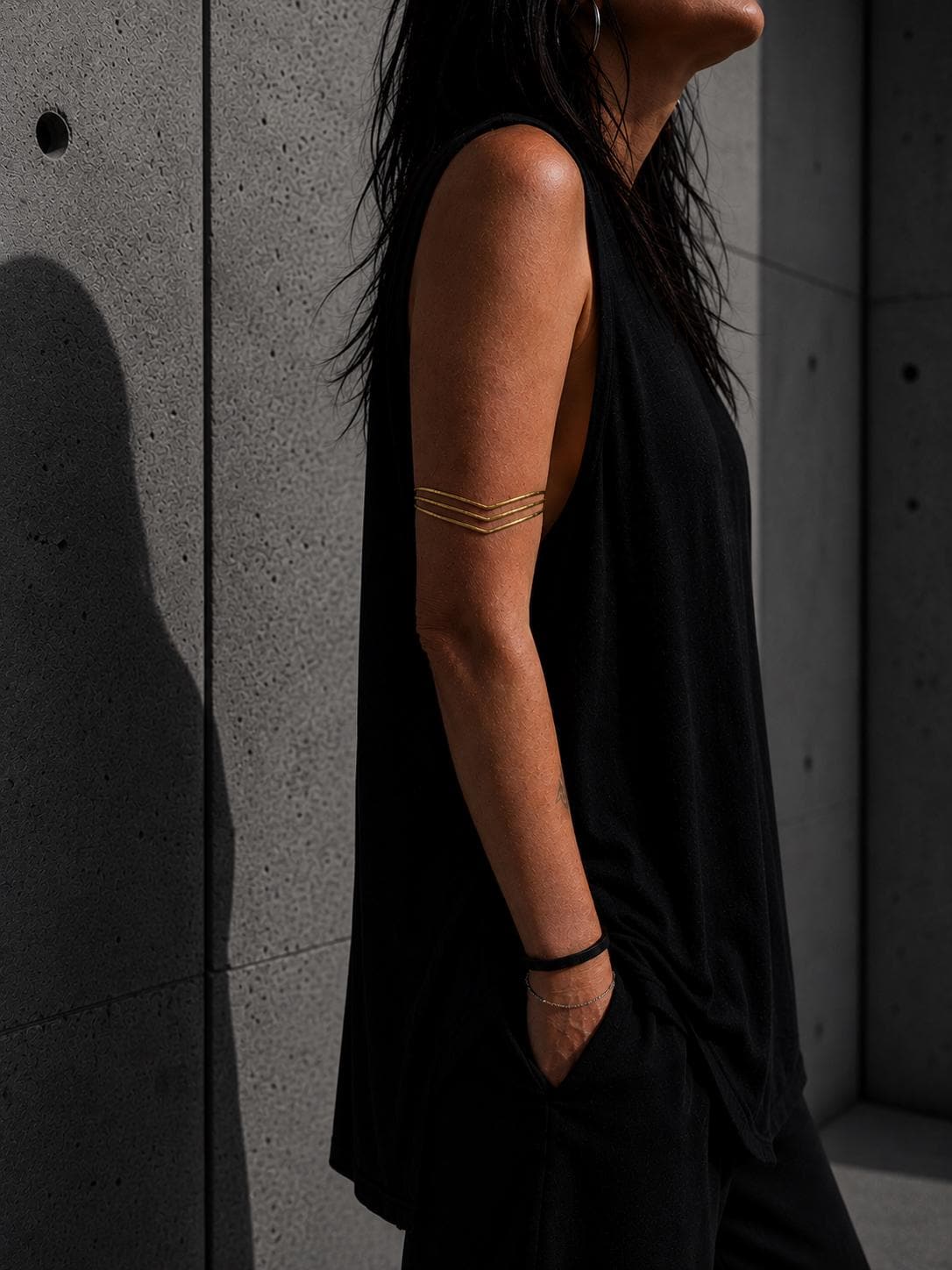 Minimalistischer Oberarmreif goldenem Messing, 3 - reihiger Arm Cuff aus Messing, Boho Festival Schmuck - CocosyBerlin