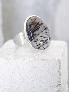925 Silber Ring mit ovalem Turmalinquarz, Großer Statement Cabochon Ring, Black Rutile Edelstein Ring - CocosyBerlin