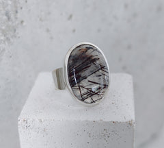 925 Silber Ring mit ovalem Turmalinquarz, Großer Statement Cabochon Ring, Black Rutile Edelstein Ring - CocosyBerlin