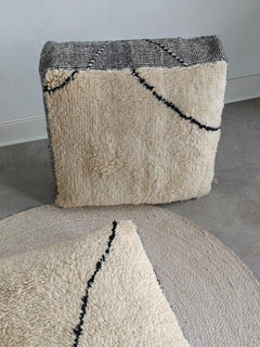 Vintage Beni Ourain Pouf aus Marokko, Bodenkissen aus Wolle Beige Schwarz, Handgefertig, Cocosy Premium Vintage Collection - CocosyBerlin