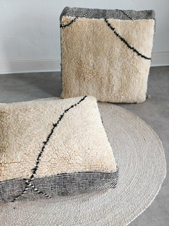 Vintage Beni Ourain Pouf aus Marokko, Bodenkissen aus Wolle Beige Schwarz, Handgefertig, Cocosy Premium Vintage Collection - CocosyBerlin