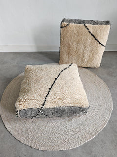 Vintage Beni Ourain Pouf aus Marokko, Bodenkissen aus Wolle Beige Schwarz, Handgefertig, Cocosy Premium Vintage Collection - CocosyBerlin