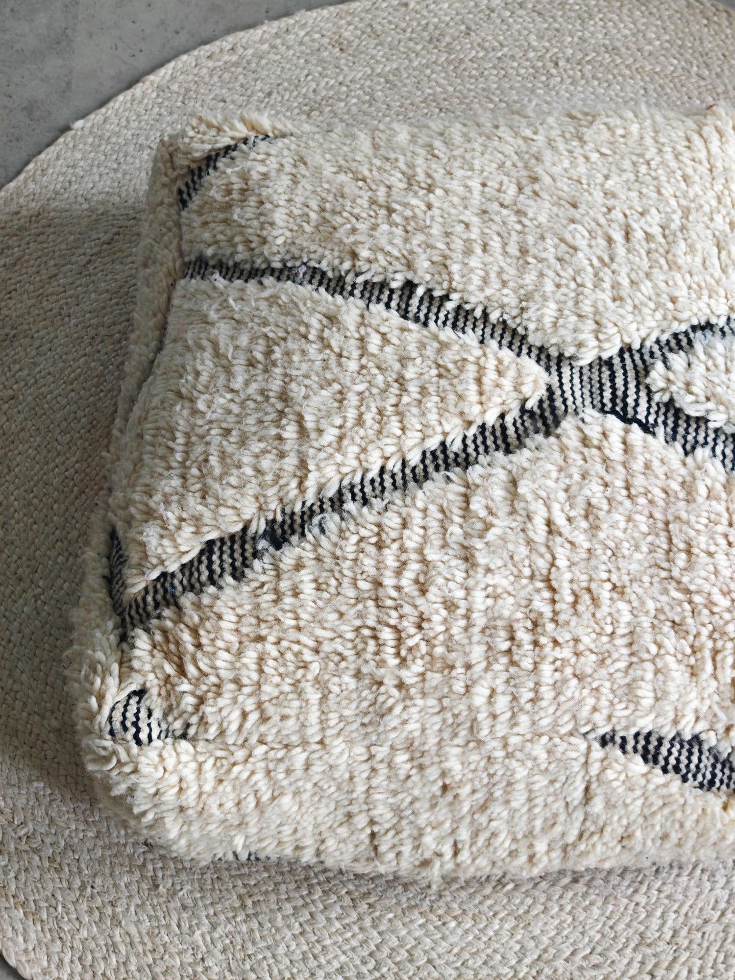 Pouf aus Marokko, Bodenkissen aus Wolle Beige Schwarz, Handgefertigter Boho Beni OUrain Berber Pouf - CocosyBerlin