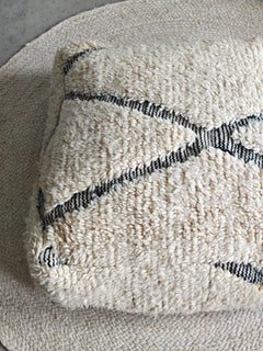 Pouf aus Marokko, Bodenkissen aus Wolle Beige Schwarz, Handgefertigter Boho Beni OUrain Berber Pouf - CocosyBerlin
