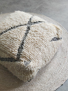 Pouf aus Marokko, Bodenkissen aus Wolle Beige Schwarz, Handgefertigter Boho Beni OUrain Berber Pouf - CocosyBerlin