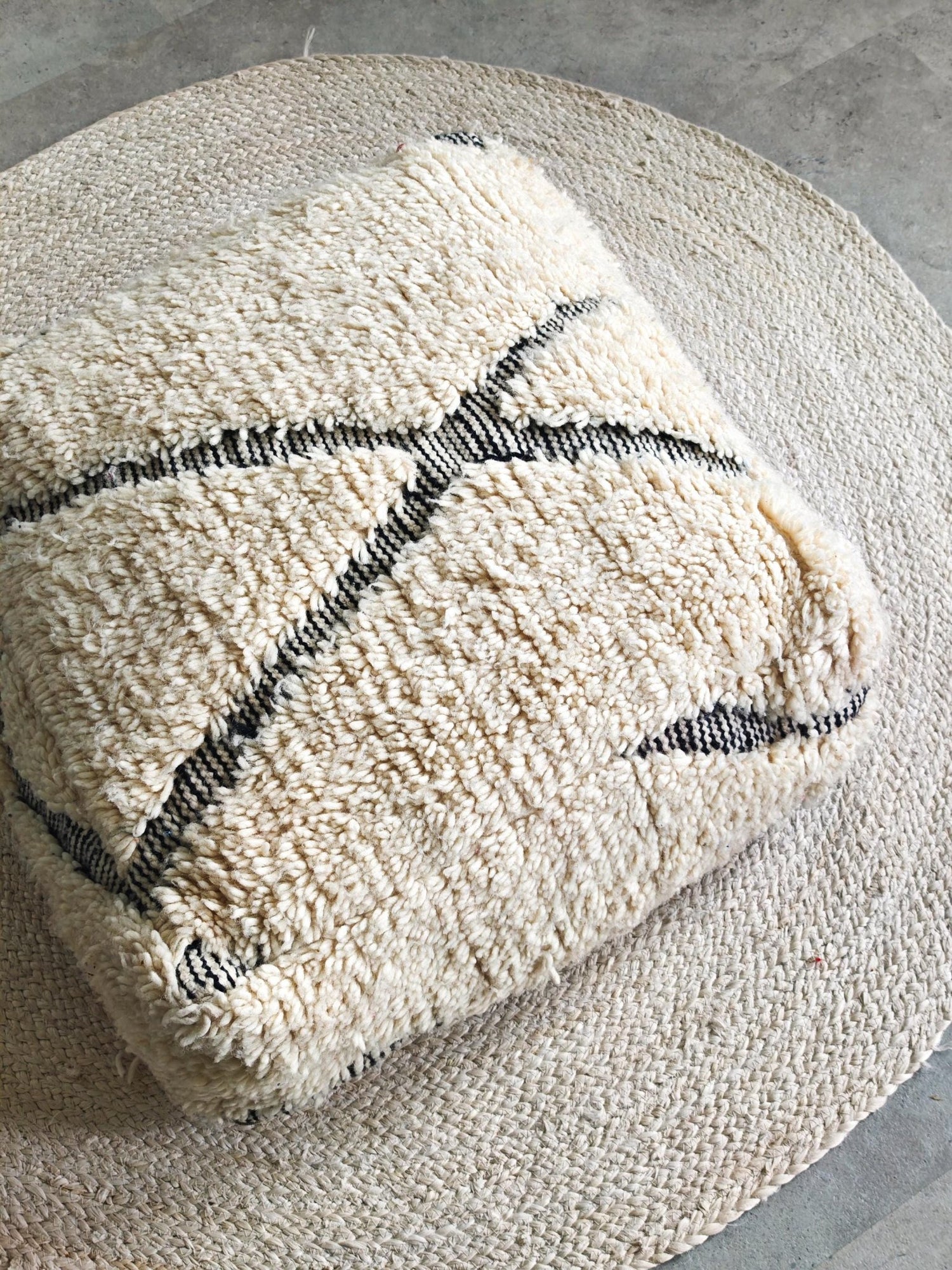 Pouf aus Marokko, Bodenkissen aus Wolle Beige Schwarz, Handgefertigter Boho Beni OUrain Berber Pouf - CocosyBerlin